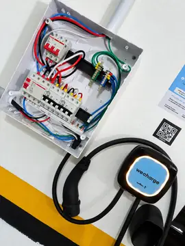 Quadro elétrico aberto junto a carregador veicular Wallbox