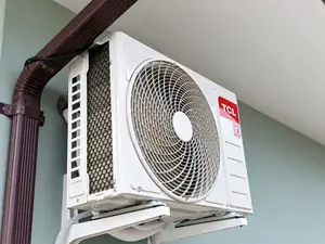 Unidade condensadora de ar-condicionado instalada sob beiral
