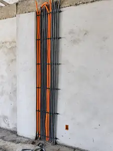 Conduítes elétricos organizados em parede de obra